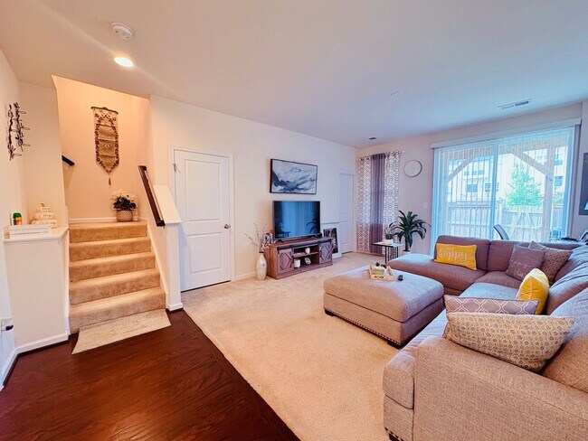 Building Photo - EMBREY MILL - END UNIT TOWNHOUSE