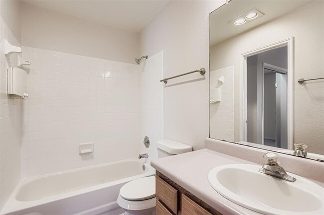 Building Photo - 15601 Hebbe Ln