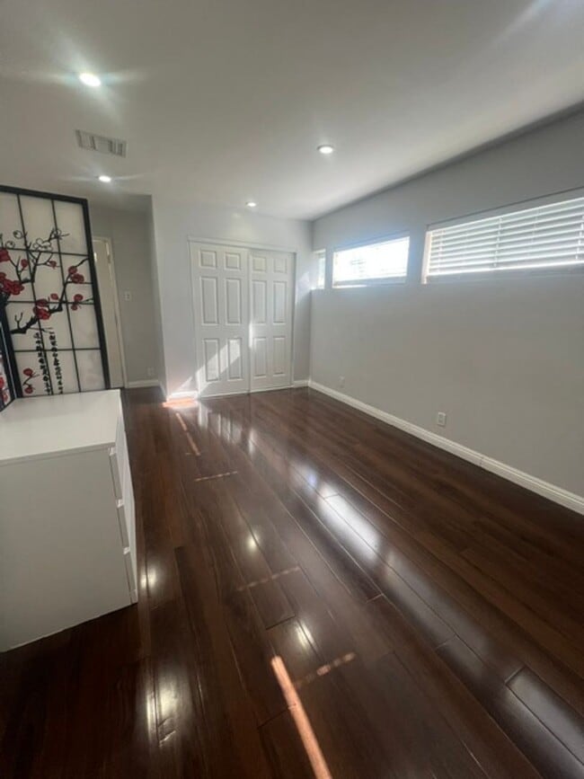 Building Photo - Charming Winnetka Studio (ADU)! Laundry In Unit!