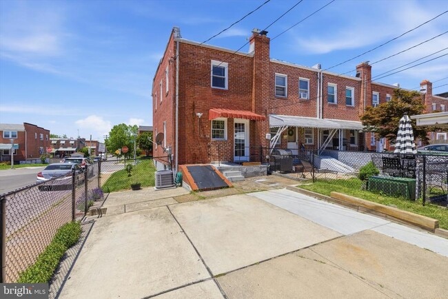 Building Photo - 363 Gusryan St