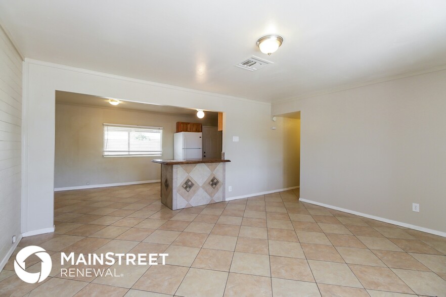 Building Photo - 3908 W Lewis Ave