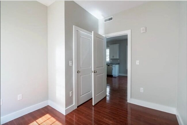 Building Photo - 33 Covington St