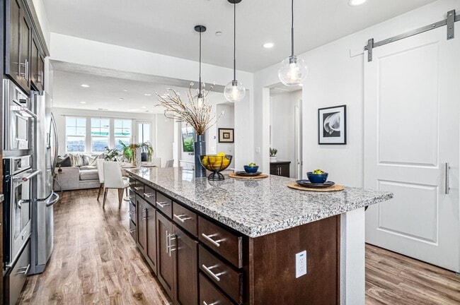 Building Photo - Jordan Ranch Townhouse 4 bed / 3.5 bath, G...