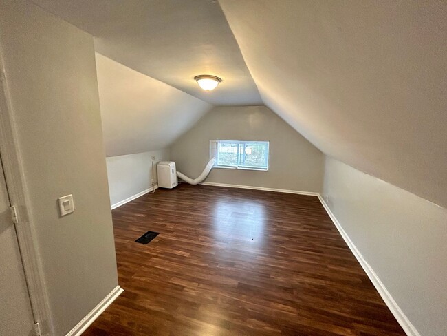 Building Photo - E. WALNUT HILLS - Cute 2 bed in upper of 2...