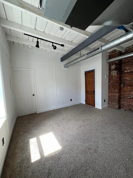 living room - 206 S Chestnut St