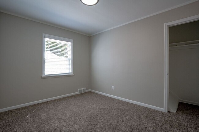 Building Photo - 3 Bedroom Ranch - $2650