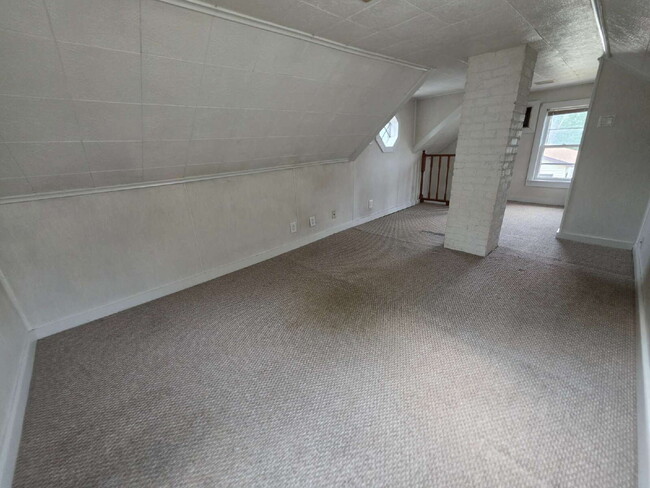 Building Photo - 2 Bedroom, 1 Bathroom Home with Garage Available Now