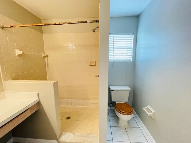 Building Photo - AMAZING HOME 3/2.5 on quiet cul-de-sac in East Orlando