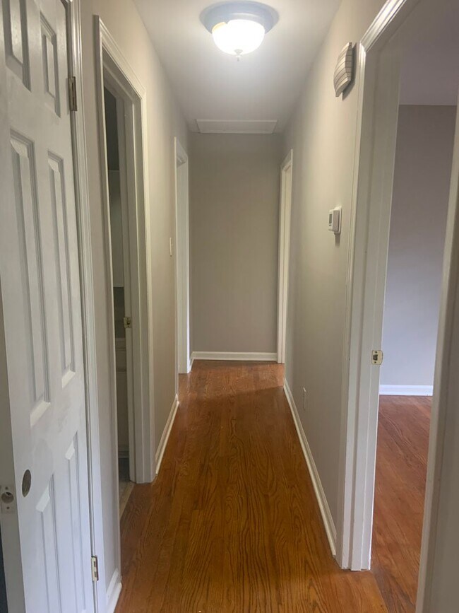 Building Photo - 3 Bedroom Located Near Four Seasons Mall