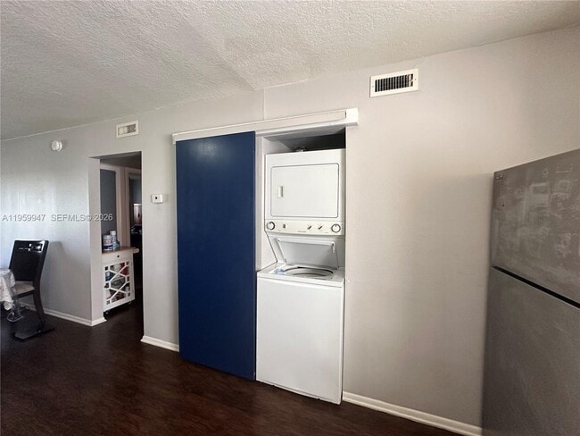 Building Photo - 1000 Lake of the Woods Blvd