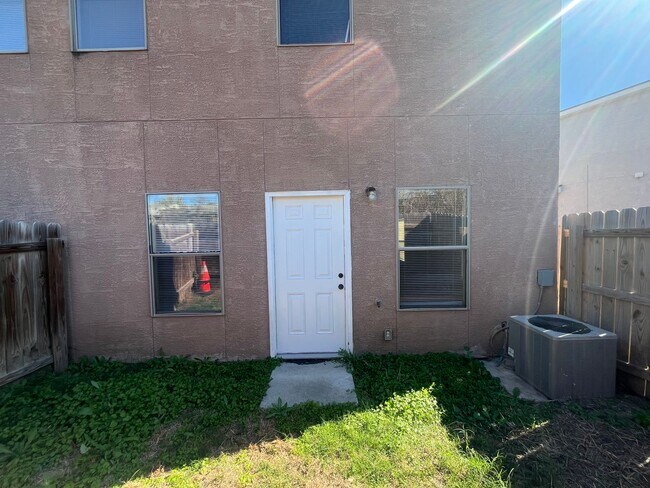 Building Photo - 5811 Golf Bend