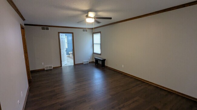 Building Photo - 2025 Longfellow St NE