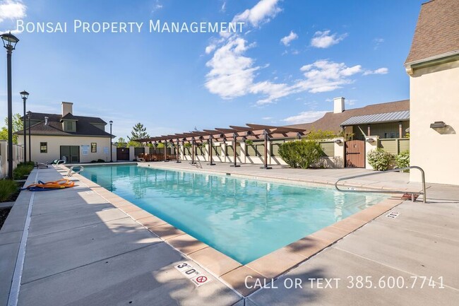 Building Photo - Immaculate Daybreak Townhome