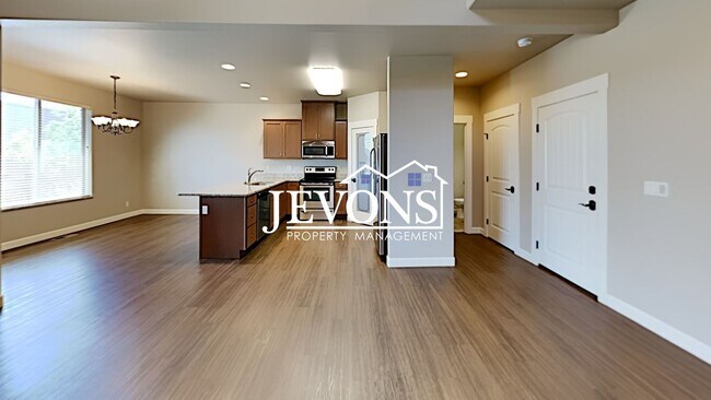 Building Photo - Spacious duplex with master bedroom, backy...