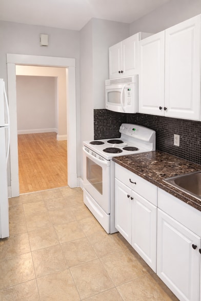 Building Photo - 810 University Ave SE