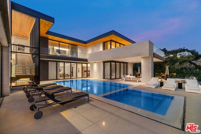 Building Photo - 9255 Swallow Dr
