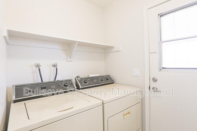 Building Photo - 3229 E Crescent Ave