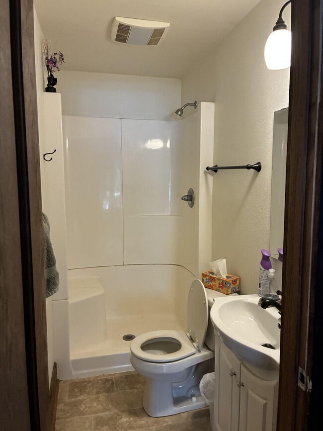 Building Photo - 4 Bed 2 Bath close to UWEC!