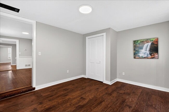 Building Photo - 4 Bedroom, 1.5 Bath house in Shelby Park, Fenced, Off-street Parking, Pets OKAY!