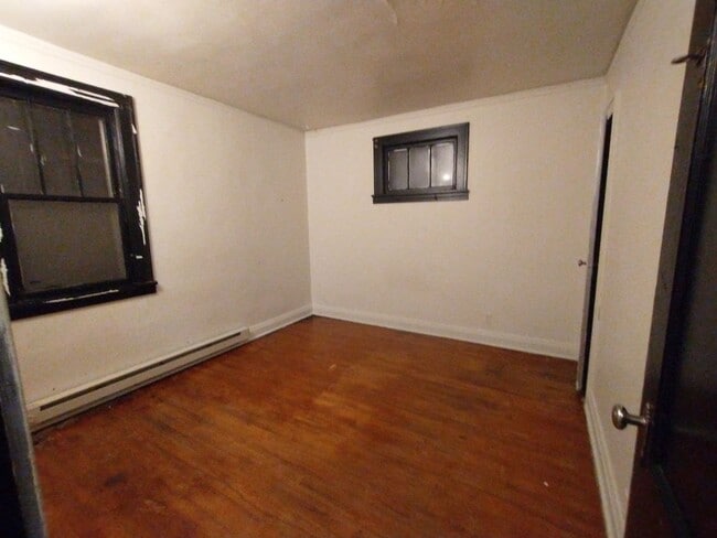 Building Photo - 724