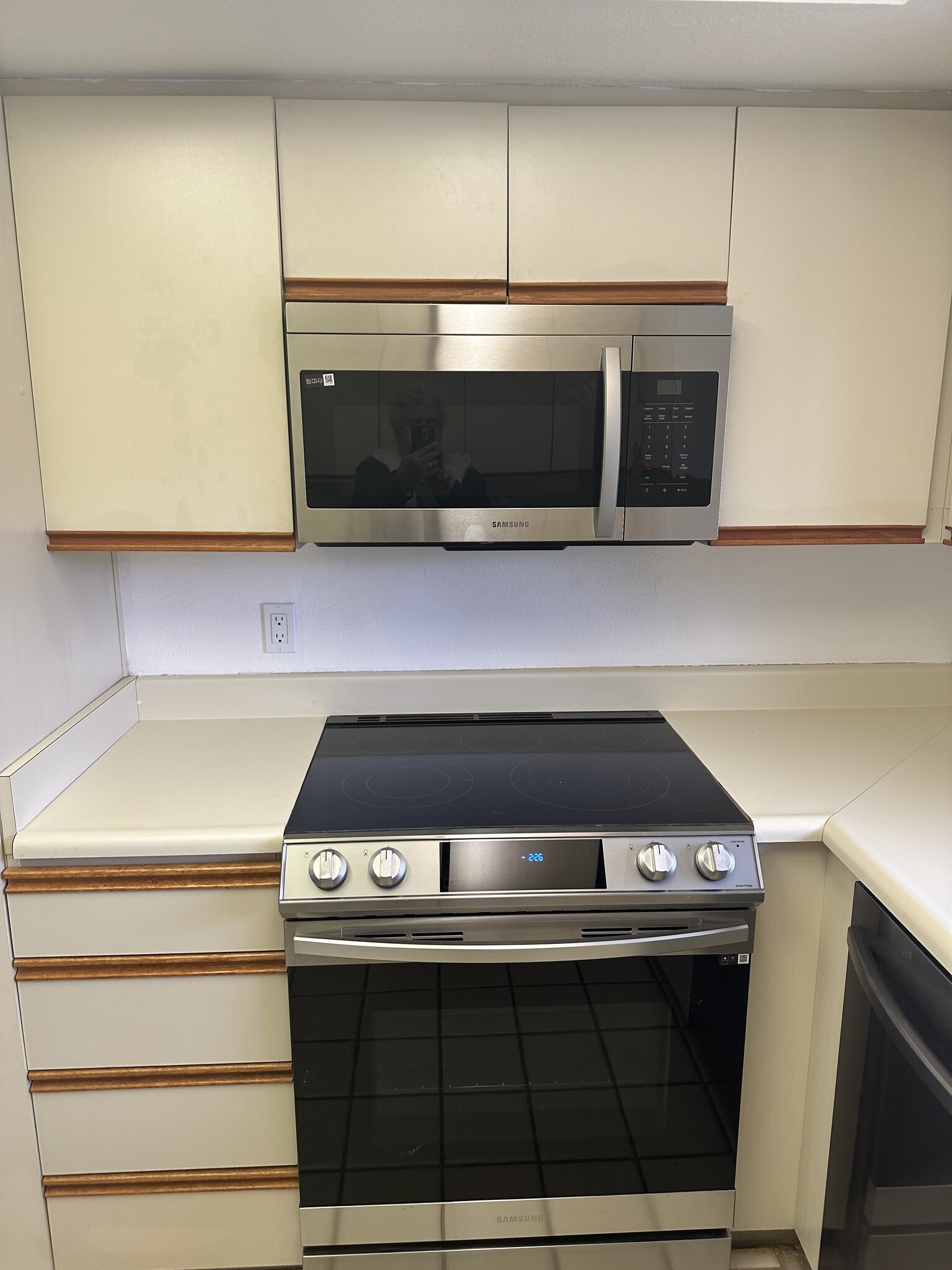 New electric stove with new microwave oven - 255 E Avenida Granada