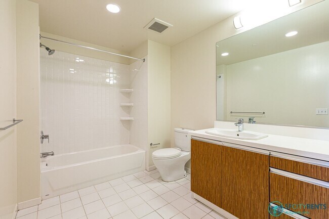 Building Photo - Bayview: Bi-Level 3 Bed 3 Bath w/ Parking,...