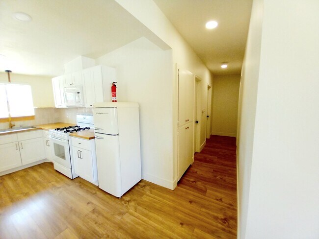 Building Photo - Beautifully Renovated 3 bd, 2 ba in Old To...