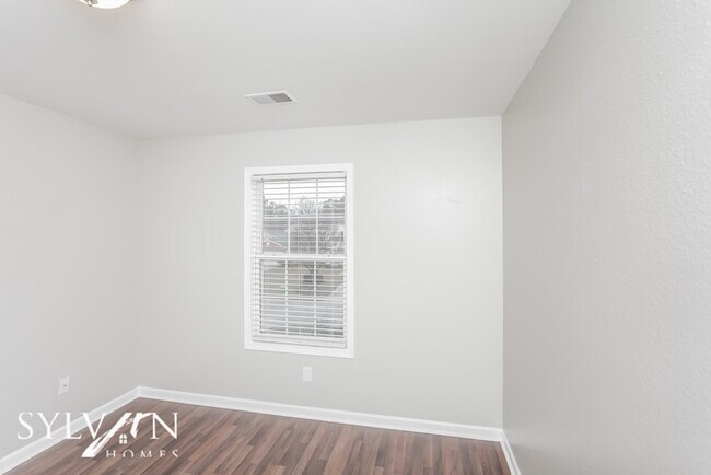 Building Photo - Everything you have been dreaming of is he...