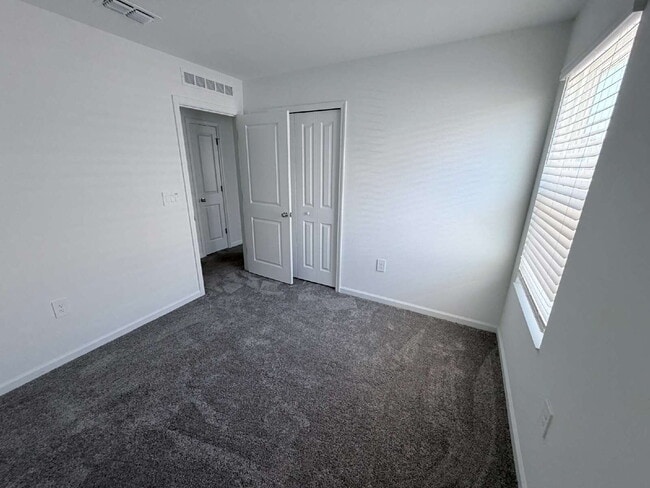 Building Photo - Available for Rent 5 spacious bedrooms and 2.5 bathrooms