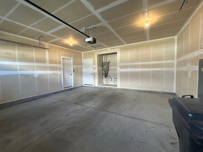 Building Photo - Charming 3-Bedroom, 2-Bath Home with Spaci...