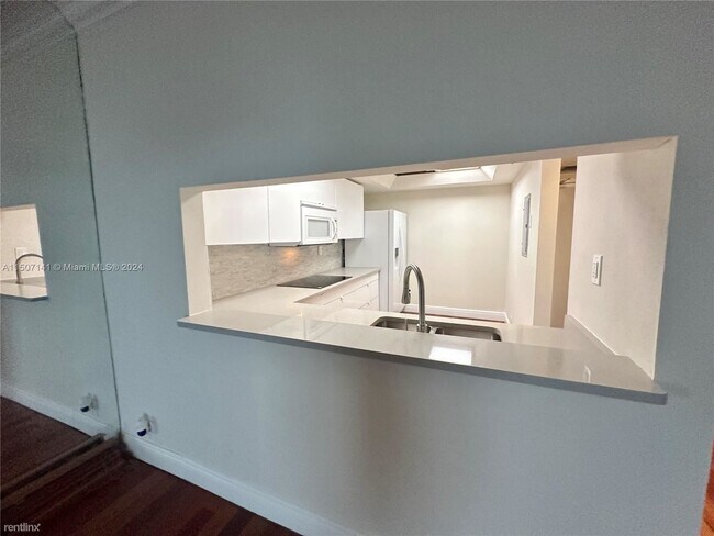 Building Photo - 1 br, 1.5 bath Condo - 520 Brickell Key Dr...