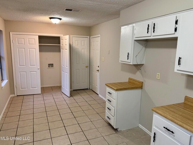 Building Photo - 5074 Fleetwood Cove