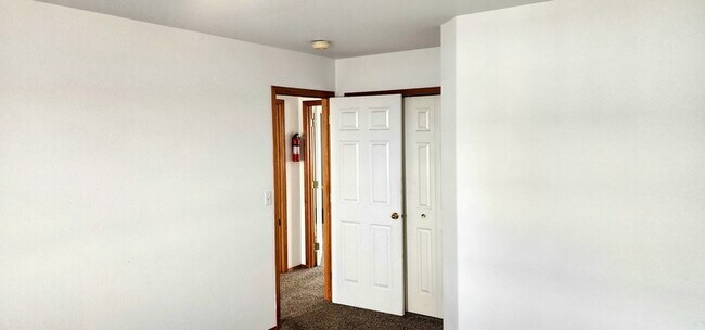 Building Photo - 1330 S Skyline Dr