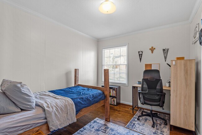 Building Photo - Charming 3 Bed, 2 Bath on Ward Street, Close to Universities