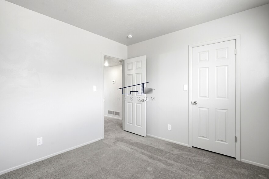 Building Photo - 445 W 4900 S