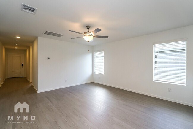 Building Photo - 2732 River Knl Ln
