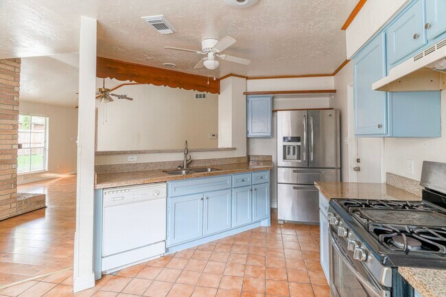 Building Photo - 22018 Kenlake Dr