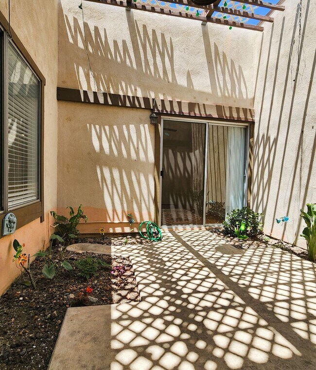 Building Photo - Rarely Available, Single-story, 2Bd 2Ba re...
