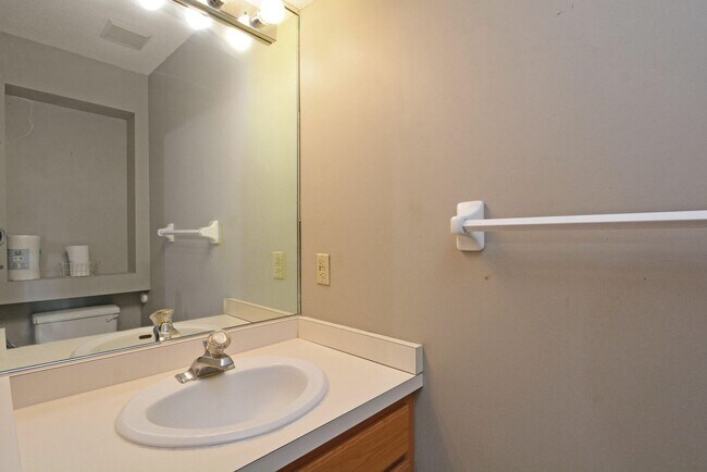 Building Photo - Beautiful 2-Bed 1.5-Bath Available Now in Plymouth!