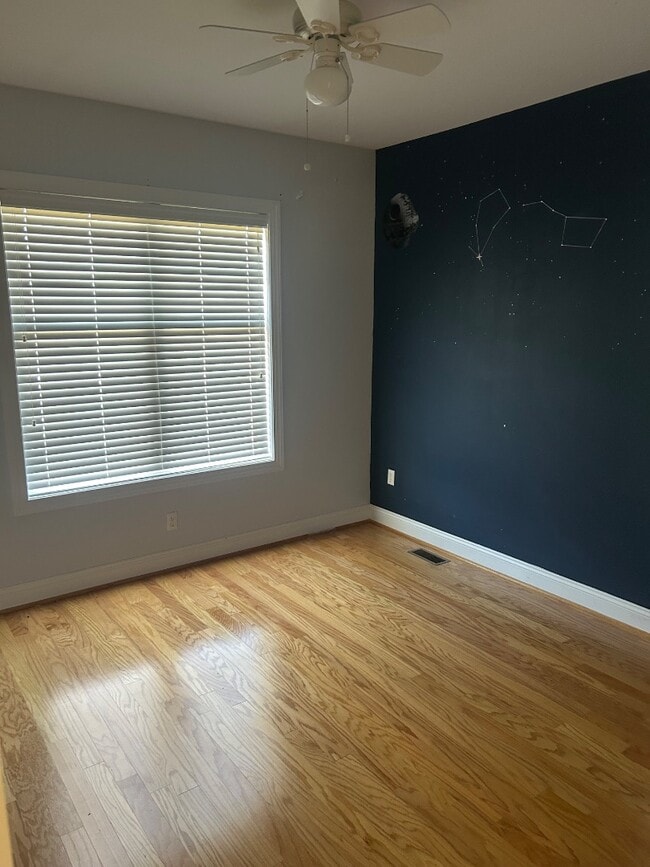 Building Photo - 1115 Helmsdale Dr