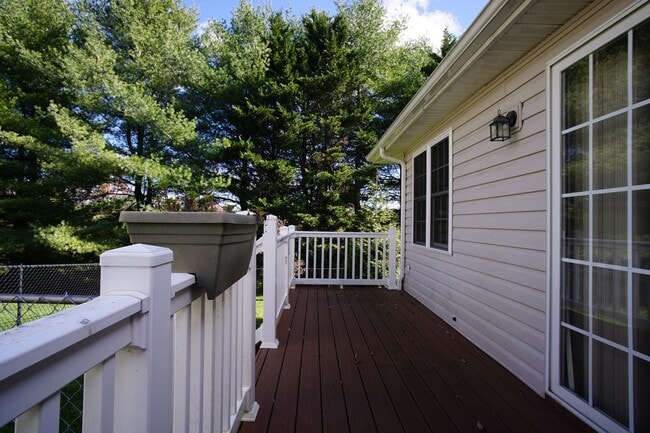 Building Photo - 3 Bed/2 Bath.  Master on Main.  Close to V...
