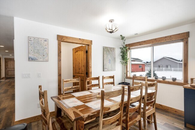 Building Photo - Avail October thru May.  Fully furnished w/ internet & utilities included
