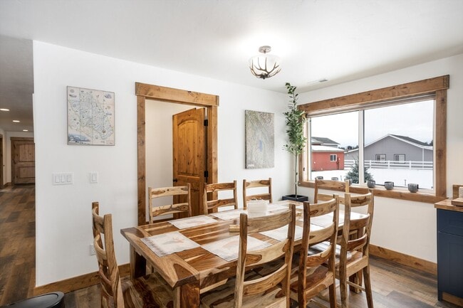 Building Photo - Avail Sept 14th thru May 31st.  Fully furnished w/ internet & utilities included