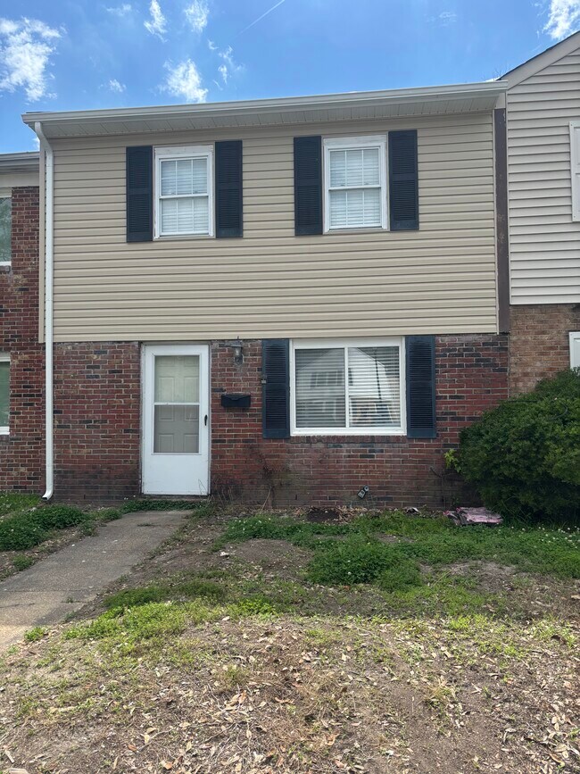 Primary Photo - 813 S Grosvenor Ct