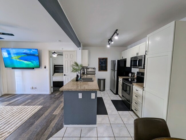 Building Photo - Available November 1, 2025 | A charming gr...