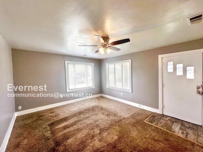 Building Photo - 3 Bed, 1 Bath Home with Great Comforts / C...