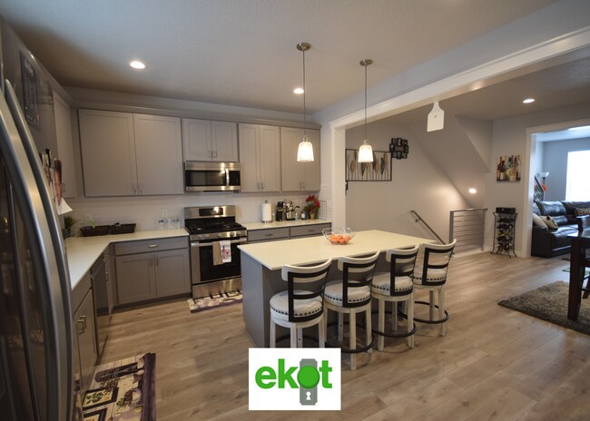 Building Photo - Spacious Townhome Near Shopping! 3 BD 2.5 BTH