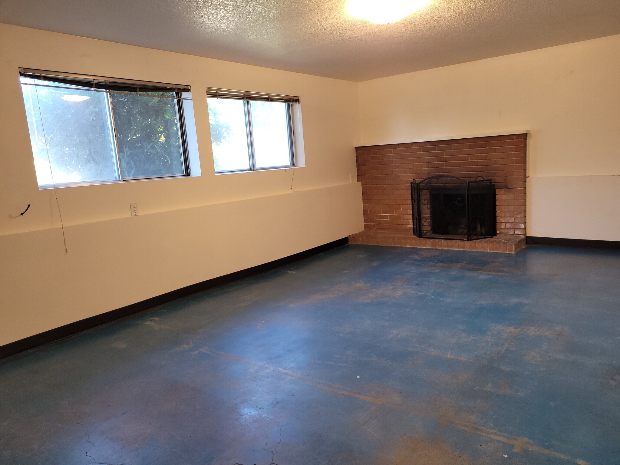 downstairs living room wood burning fireplace - 5095 SW 163rd Ave