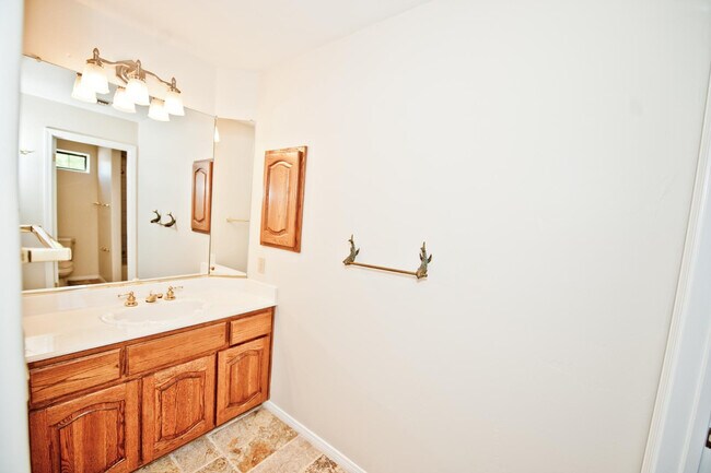 Building Photo - 2322 S Rogers Cir