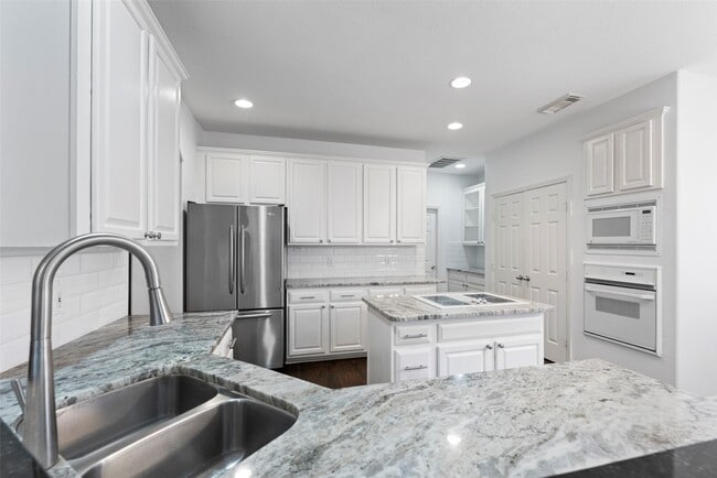 Building Photo - 9023 Eaglecove Dr